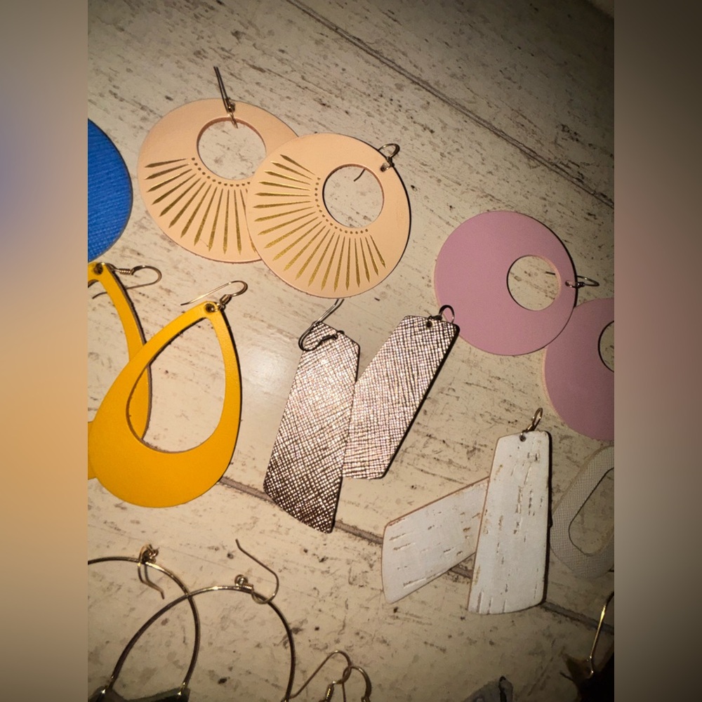 Set of 19 Nickel & Suede earrings. - Picture 9 of 16